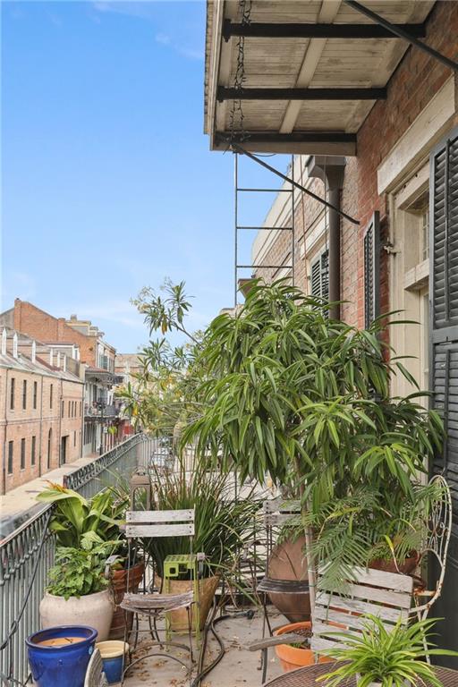 1138-1140 CHARTRES Street