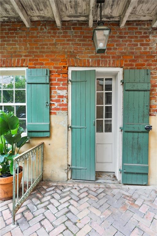 1138-1140 CHARTRES Street