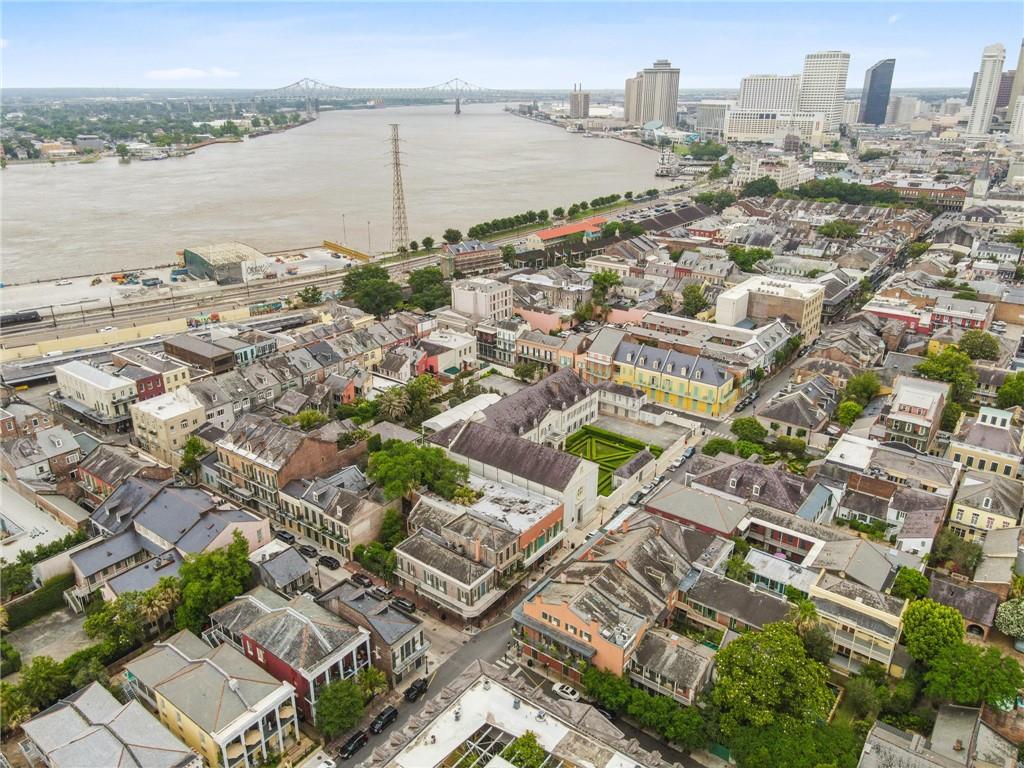 1138-1140 CHARTRES Street