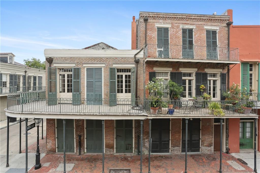 1138-1140 CHARTRES Street