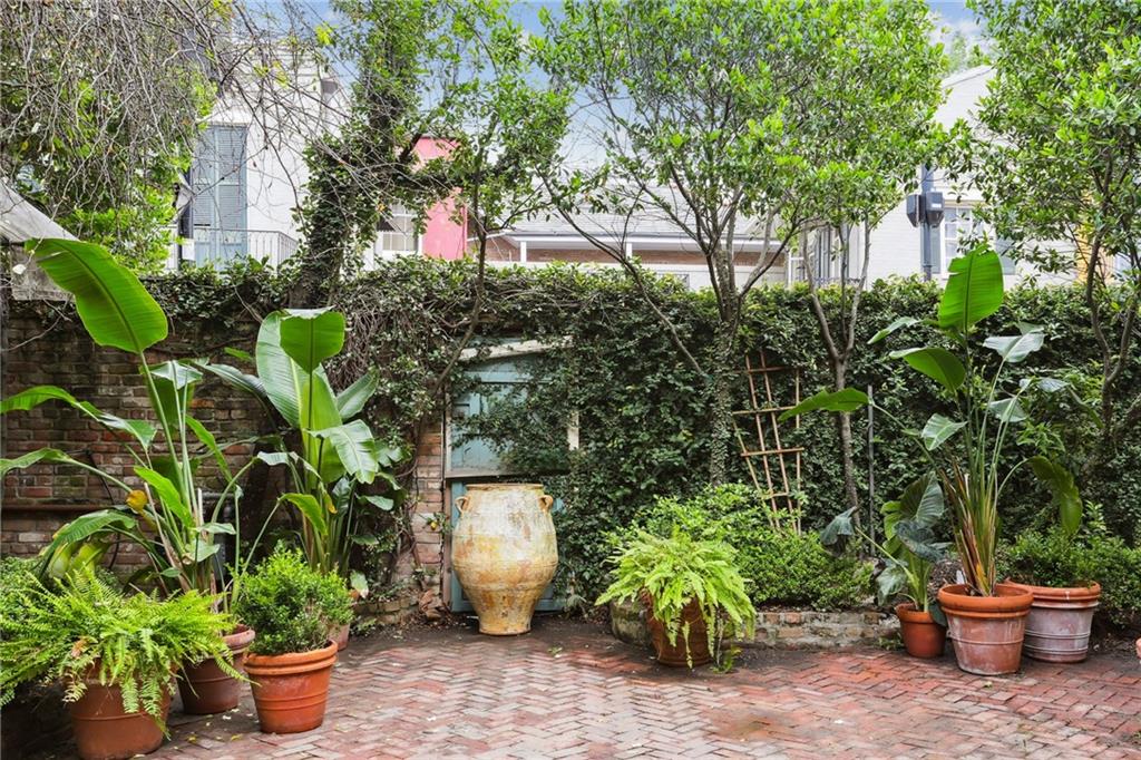 1138-1140 CHARTRES Street