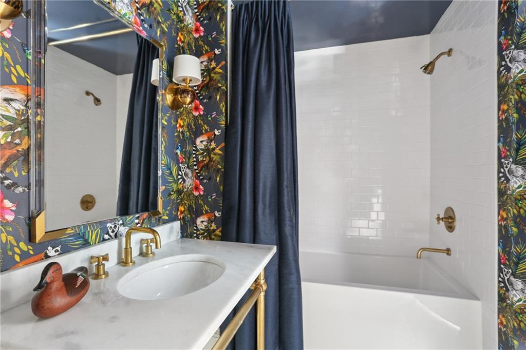 1022 ST. PETER Street 201