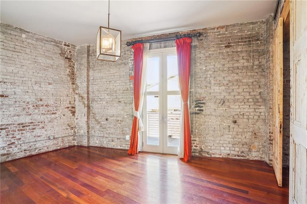 900 S PETERS Street 1