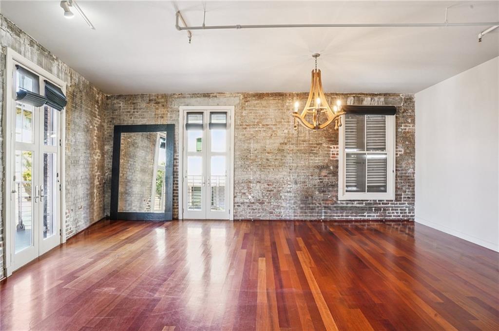 900 S PETERS Street 1