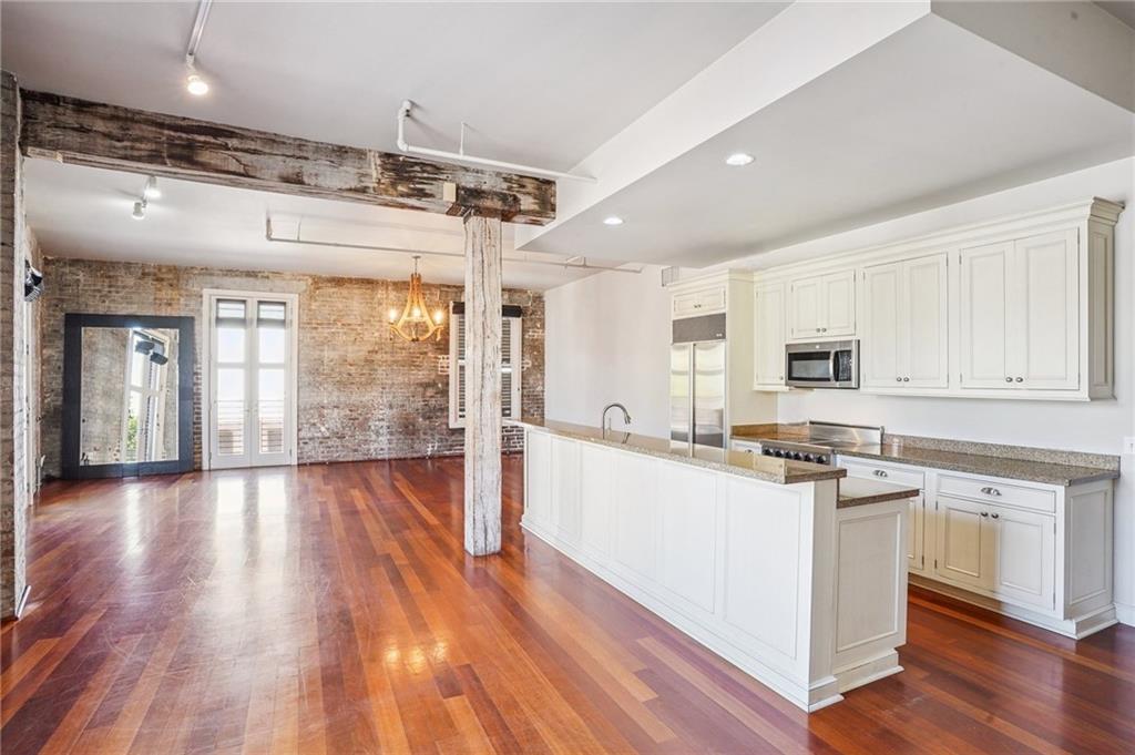 900 S PETERS Street 1