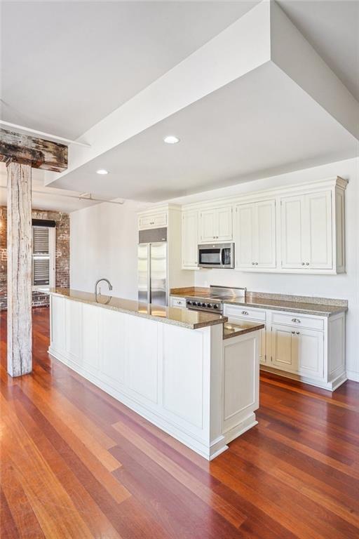 900 S PETERS Street 1