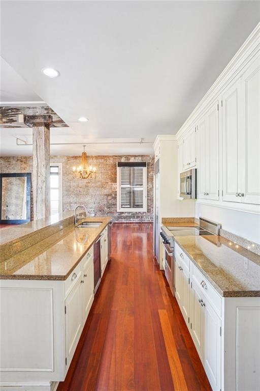 900 S PETERS Street 1