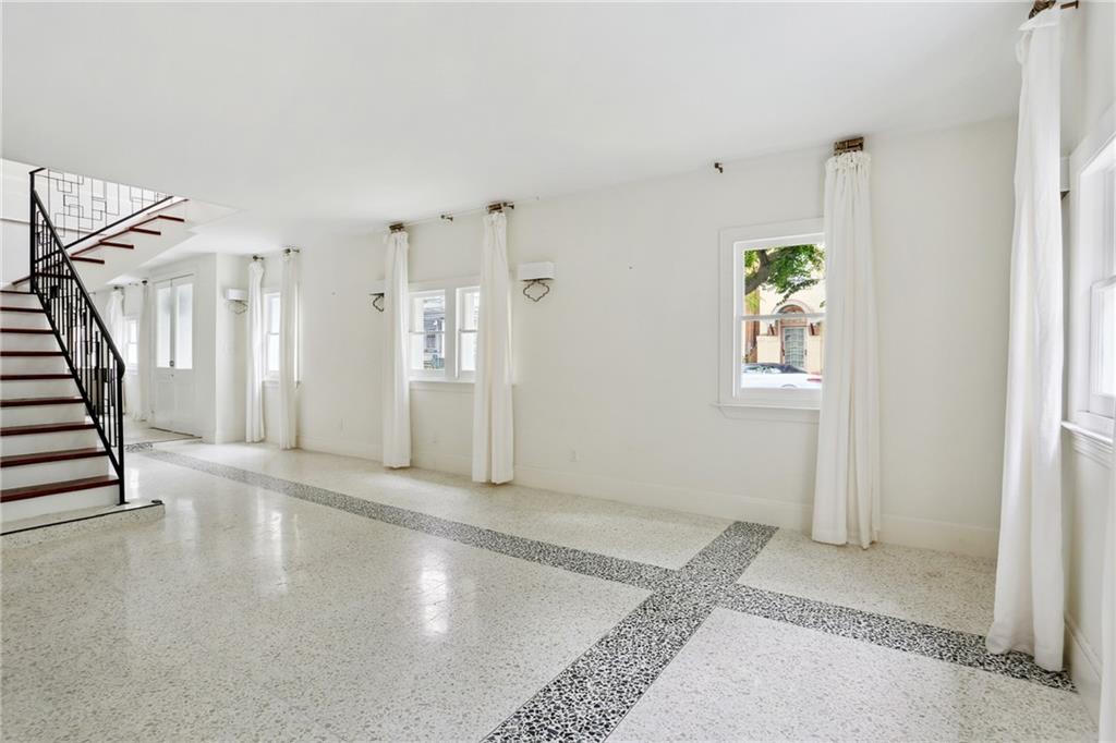 1729 PRYTANIA Street