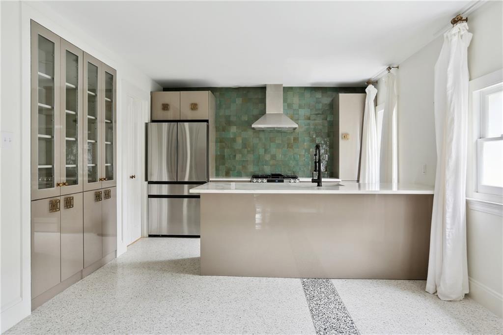 1729 PRYTANIA Street