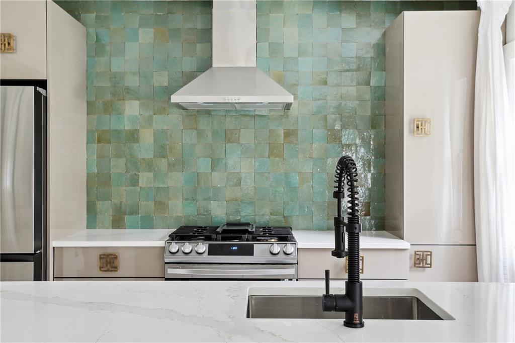 1729 PRYTANIA Street