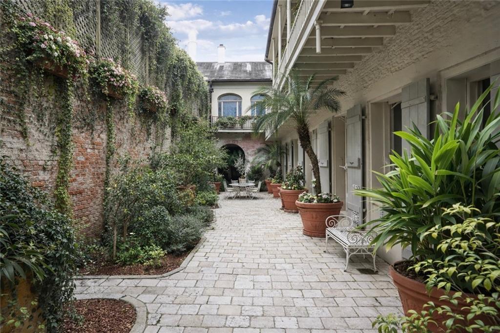 525 ST. LOUIS Street