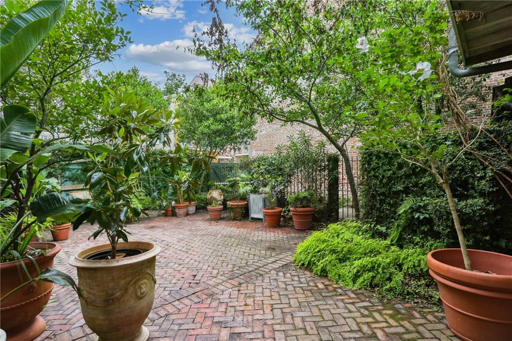 1130-1138 CHARTRES Street