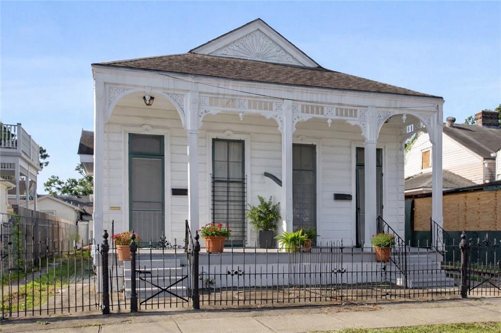 3616 BARONNE Street
