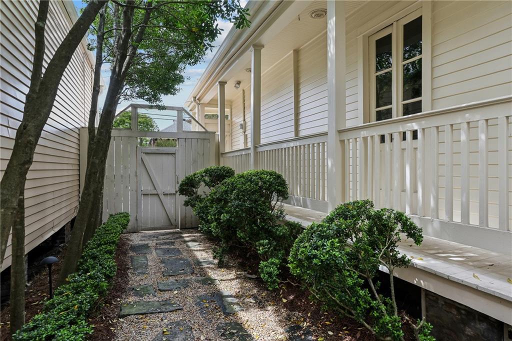 721 CONSTANTINOPLE Street