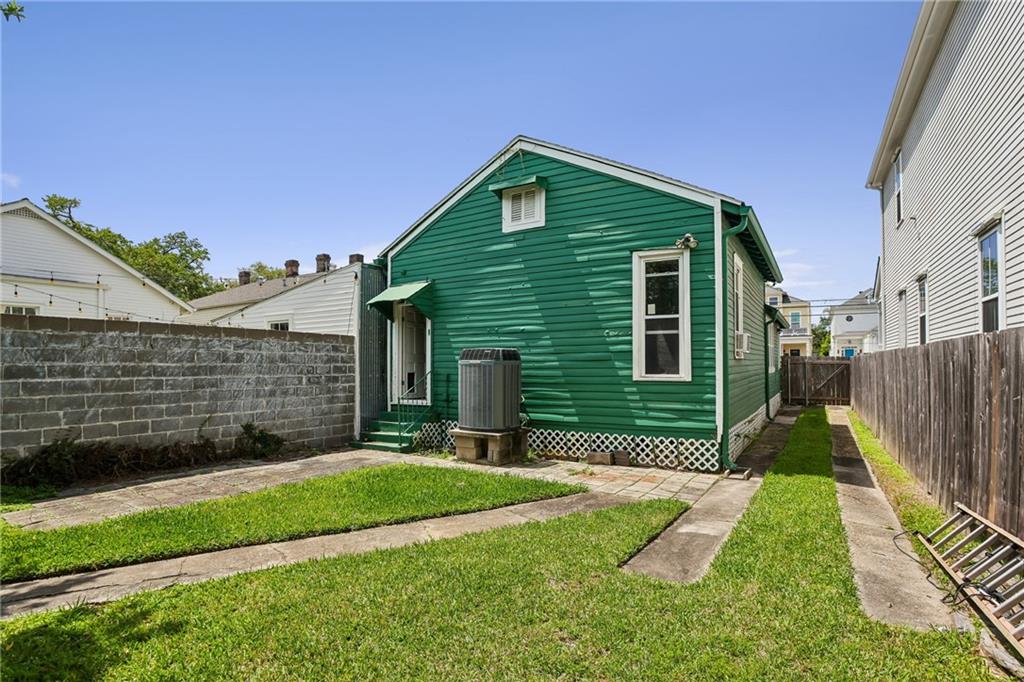 917 DUFOSSAT Street
