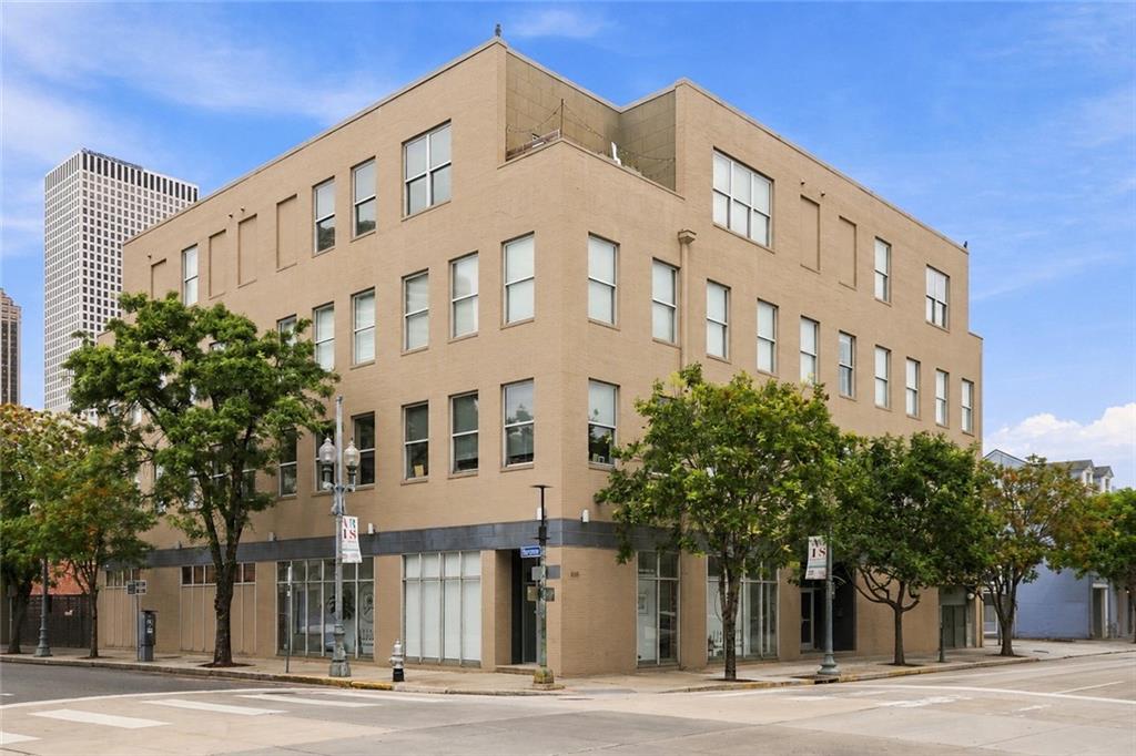 835 JULIA Street 18