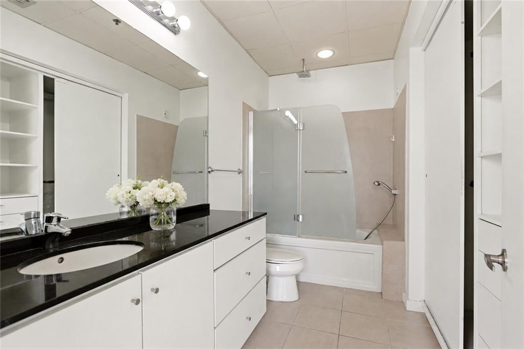 835 JULIA Street 18