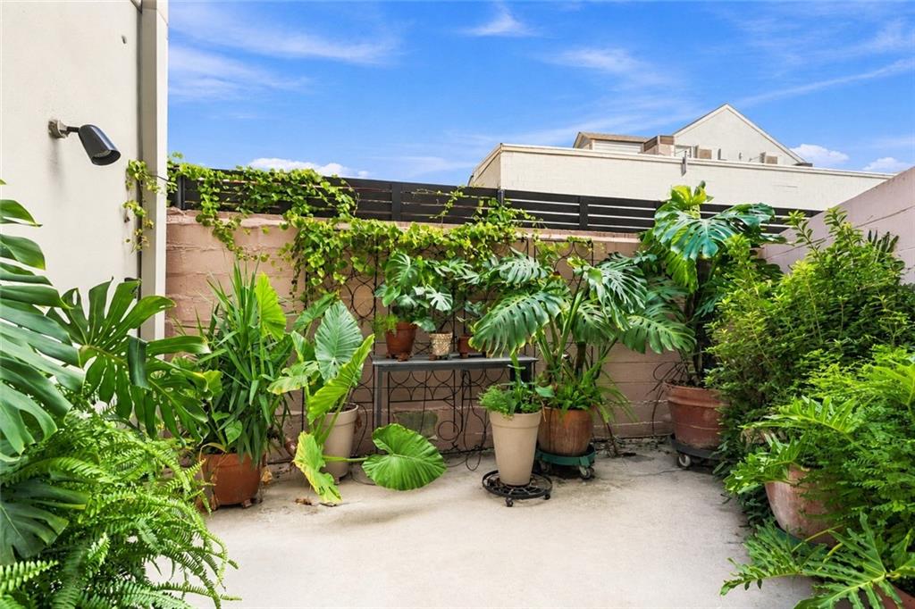 835 JULIA Street 18