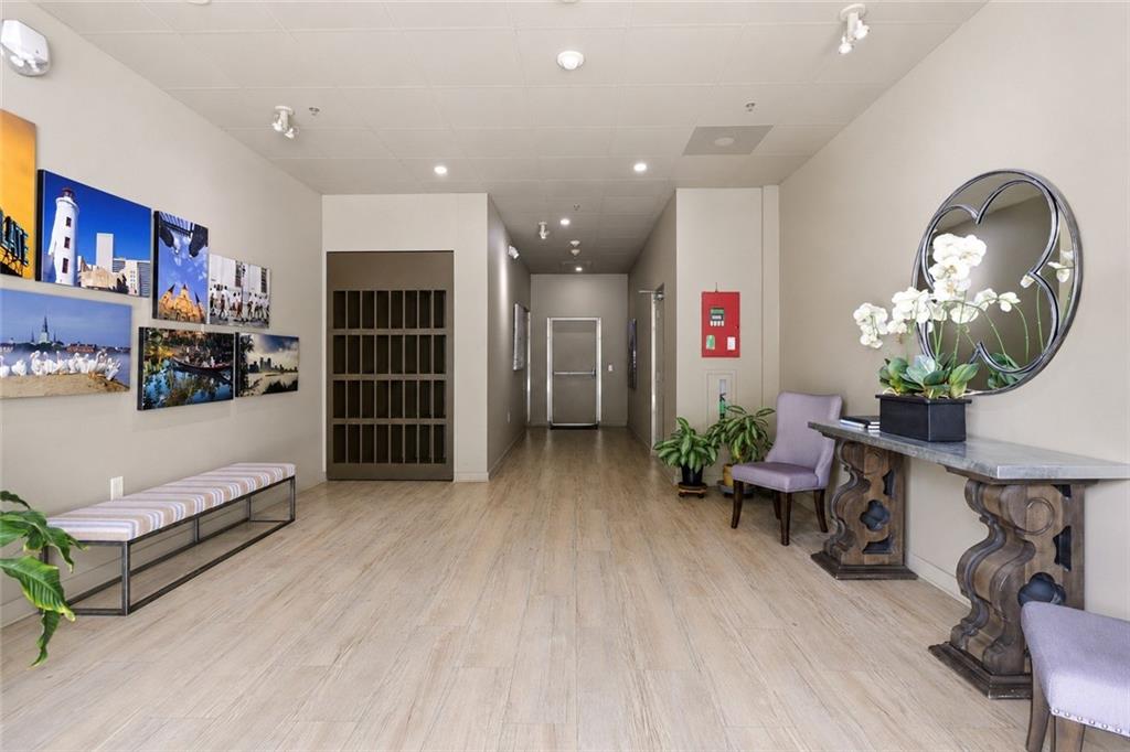 835 JULIA Street 18