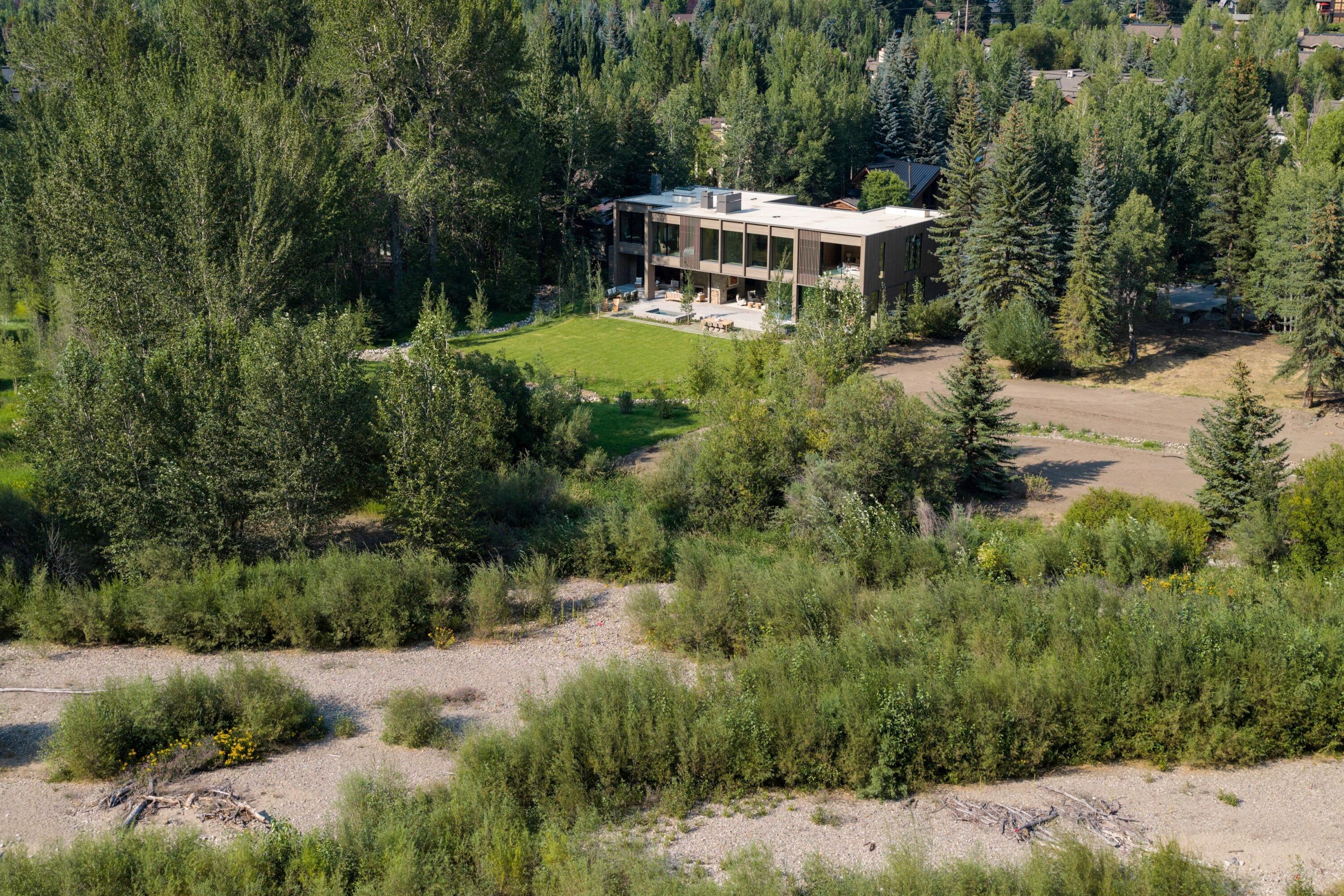 450 WOOD RIVER Dr