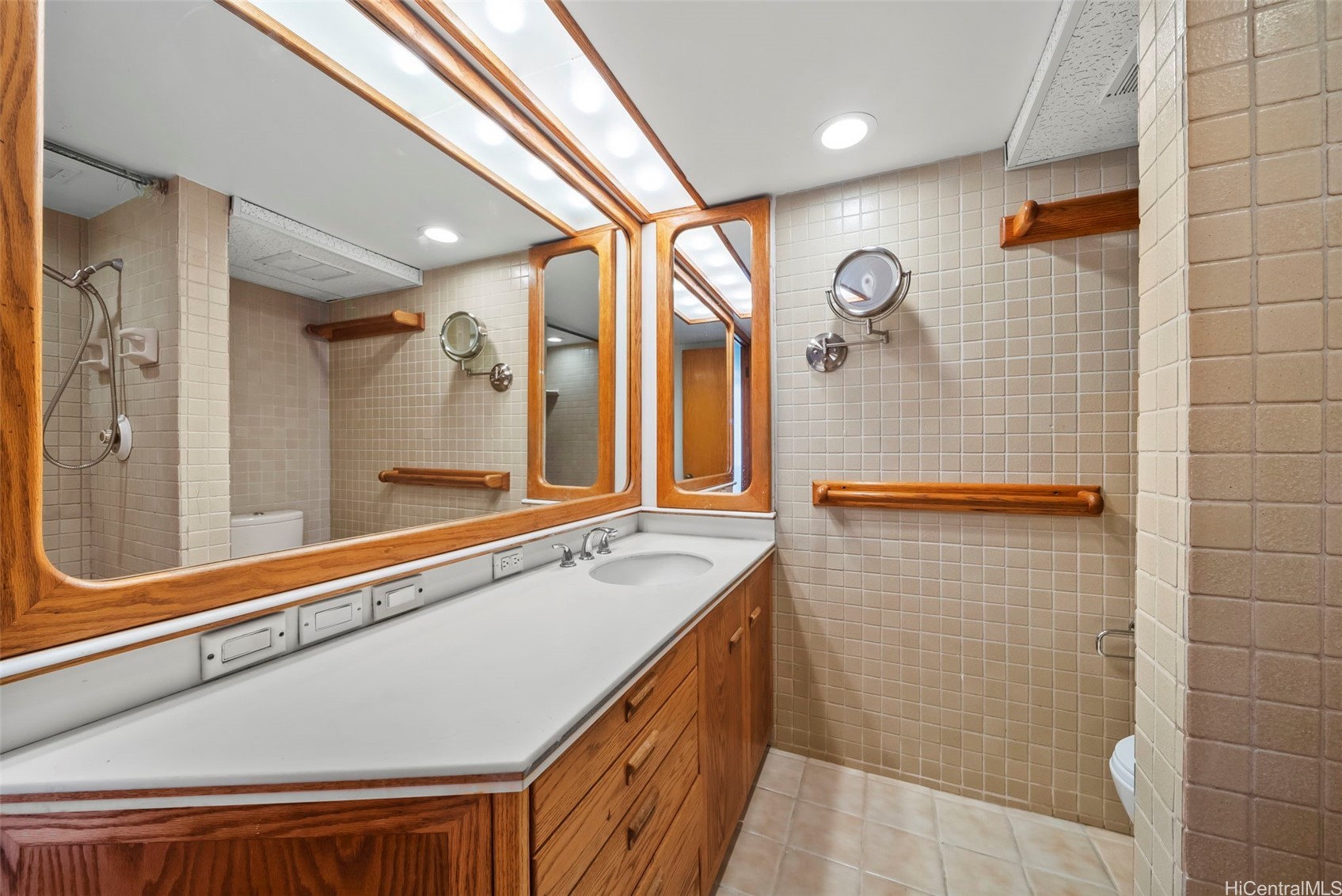 2825 South King Street 403