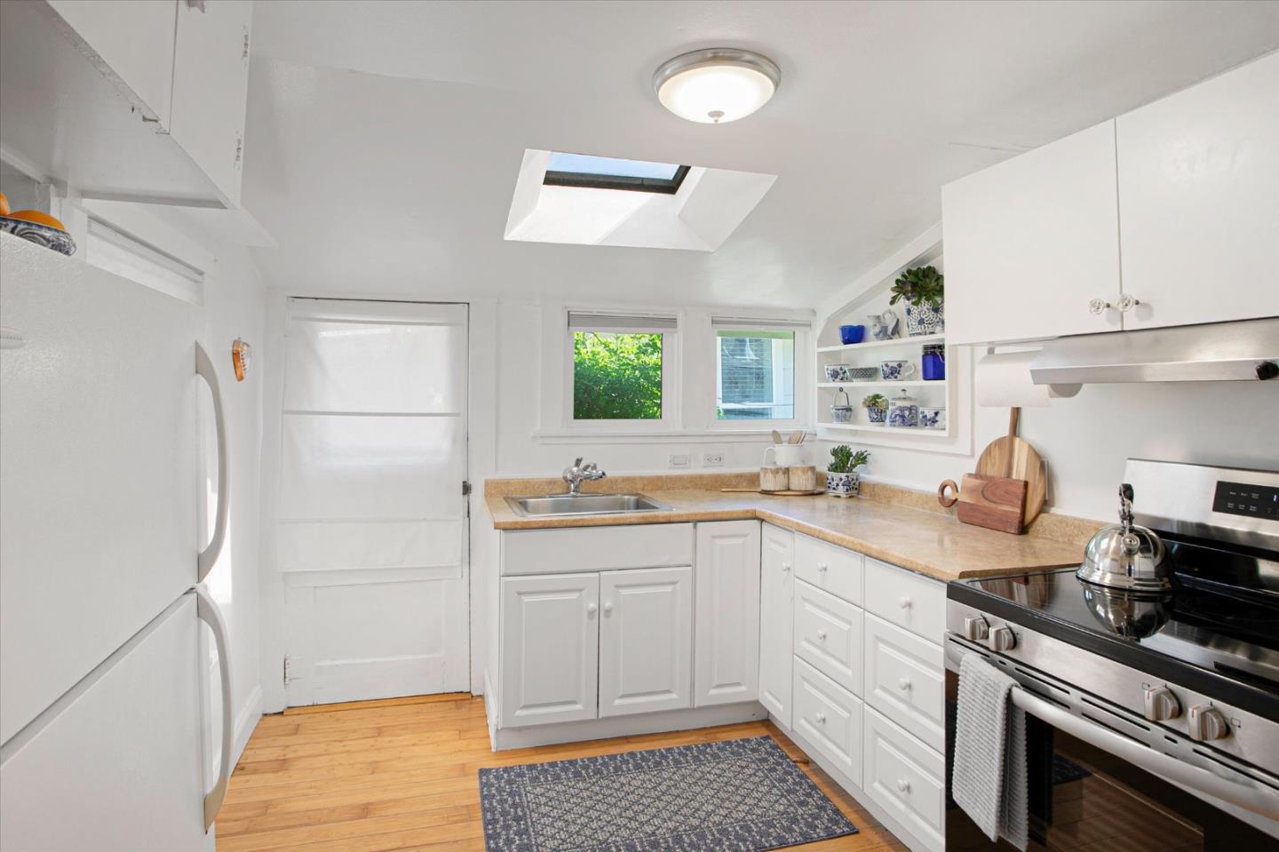 15&15 1/2 Stacia Street