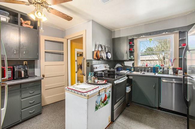 408 ROBIN HOOD Road NE