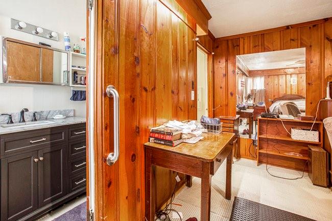 408 ROBIN HOOD Road NE