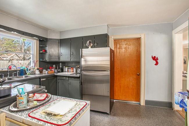 408 ROBIN HOOD Road NE