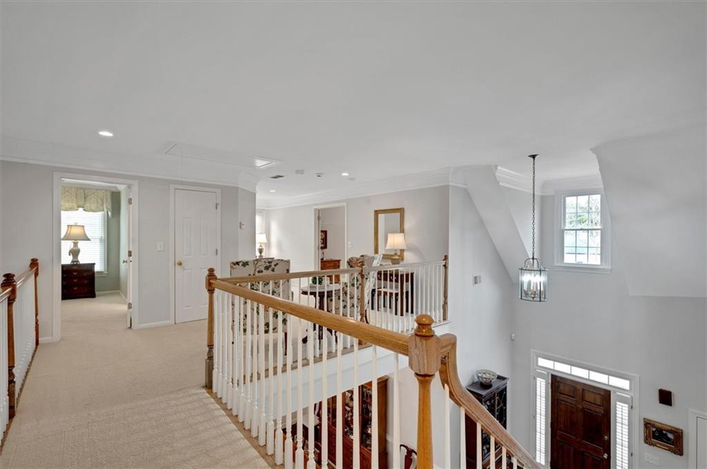 318 Declaire Way NE