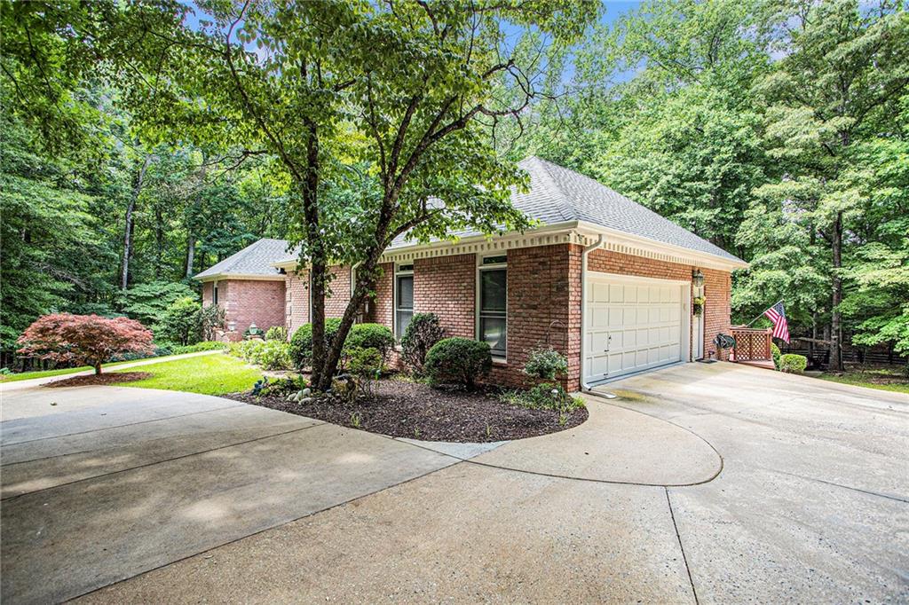 110 ELLENWOOD Court