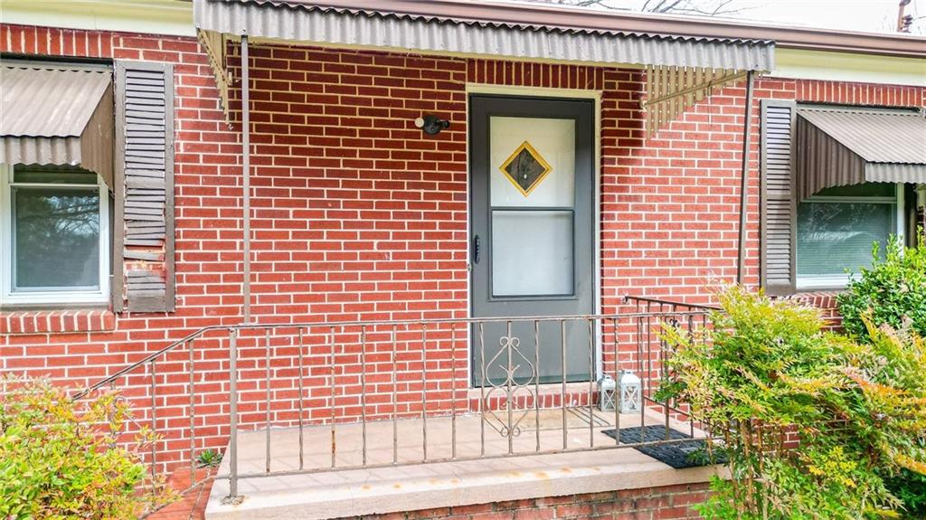 408 Robin Hood Road NE