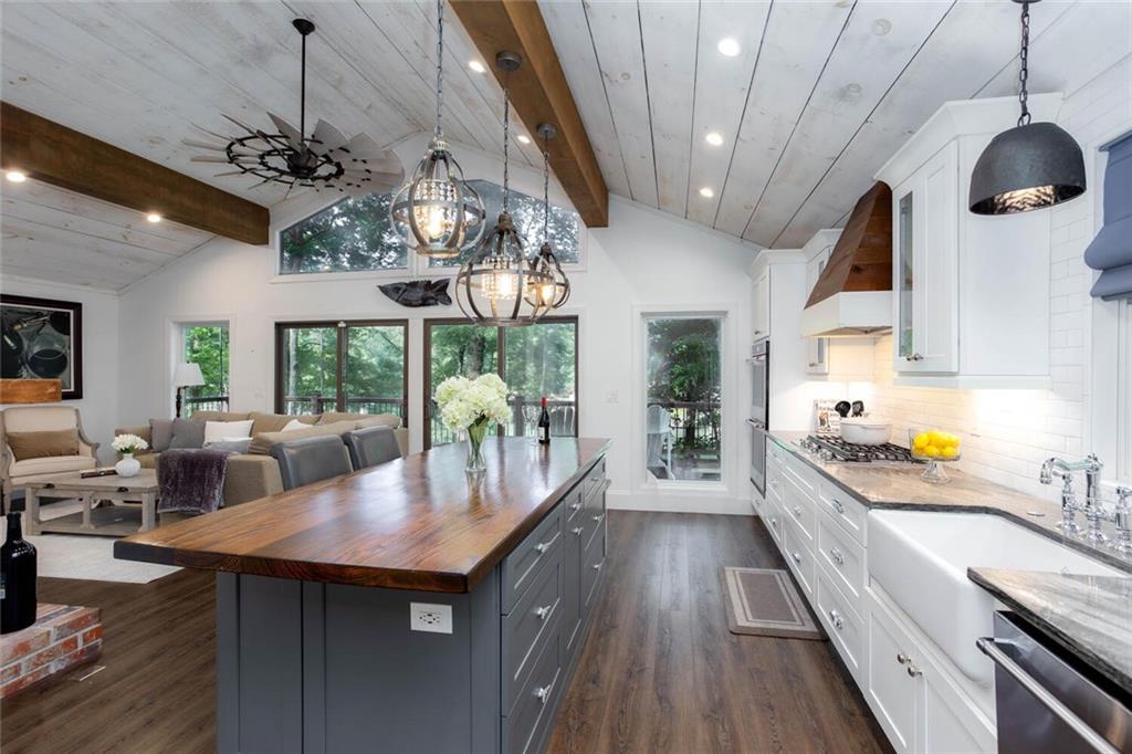 225 Lakeview Circle