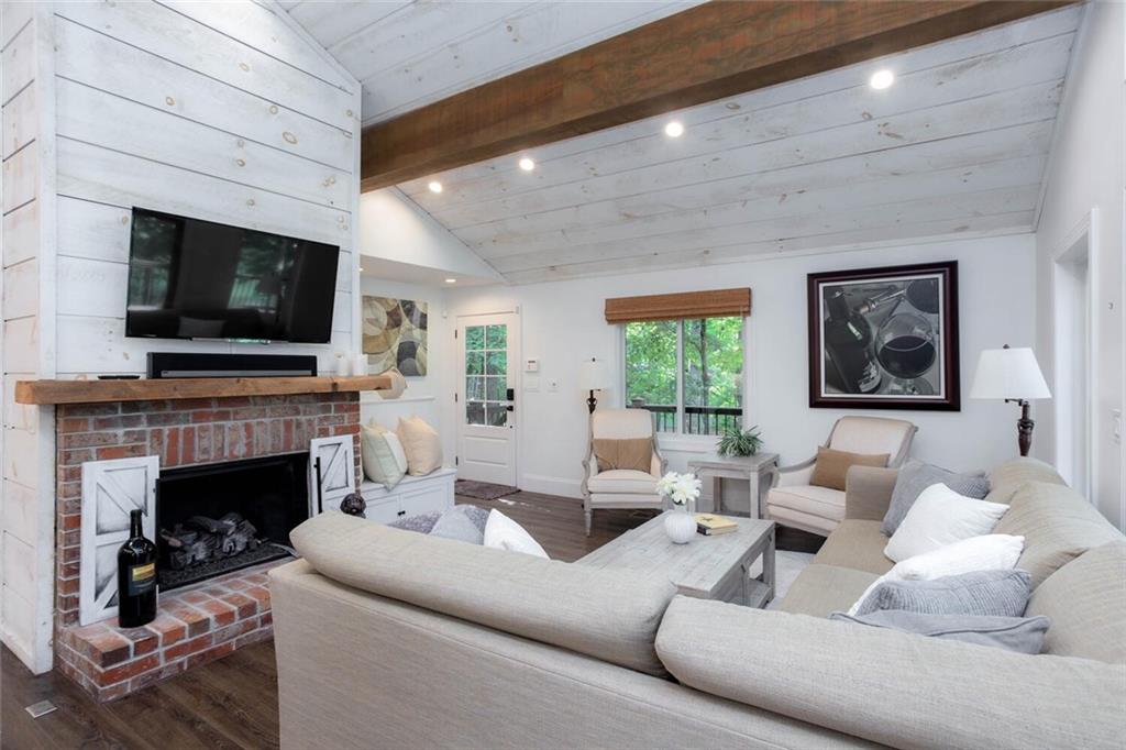 225 Lakeview Circle