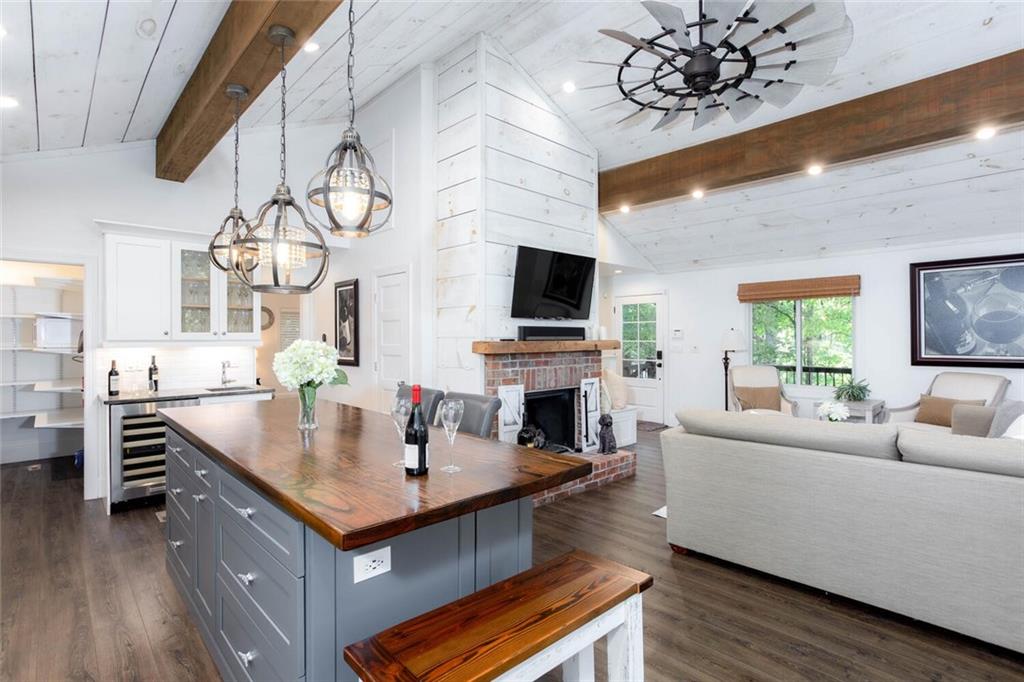225 Lakeview Circle