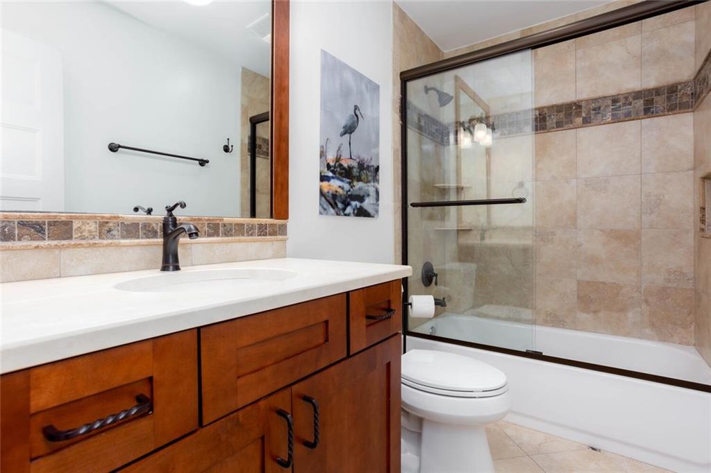 225 Lakeview Circle