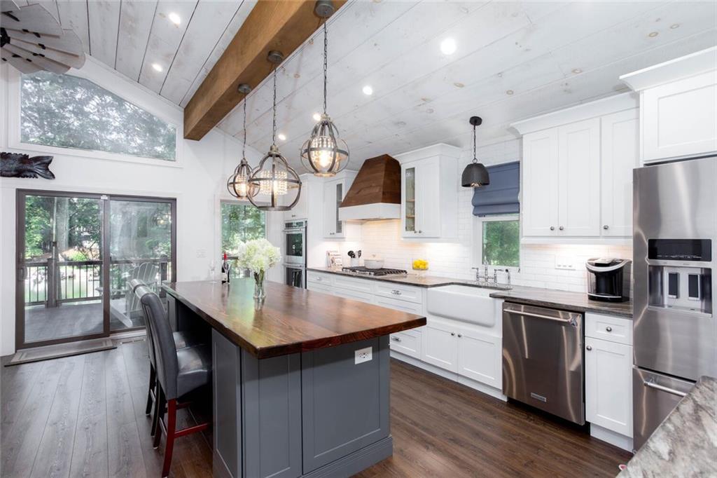 225 Lakeview Circle