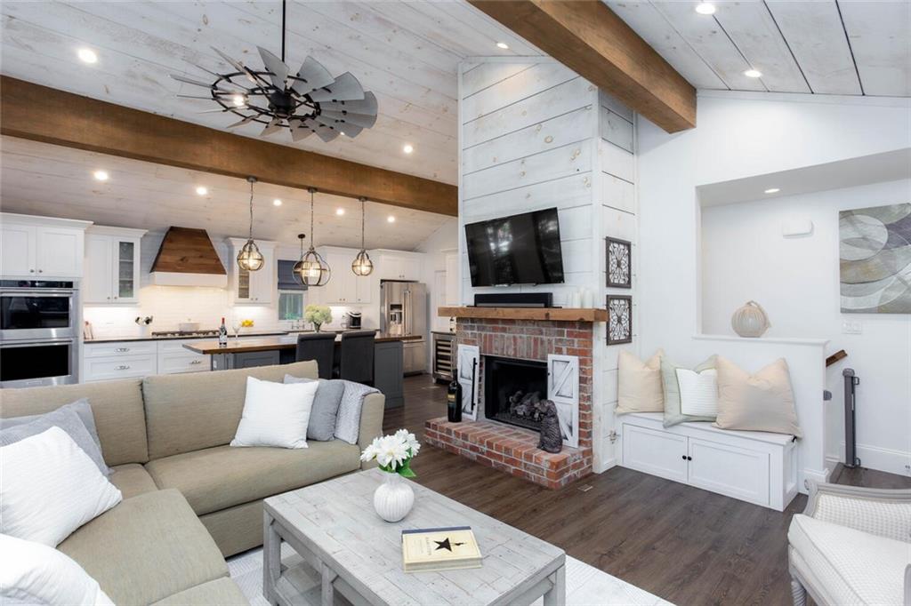 225 Lakeview Circle