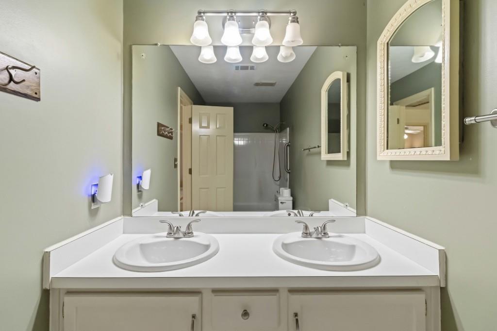810 Oakstone Trail
