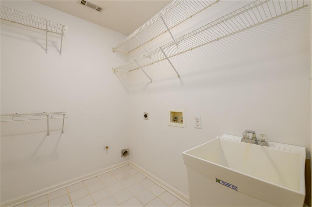 1560 Oak Park Cove