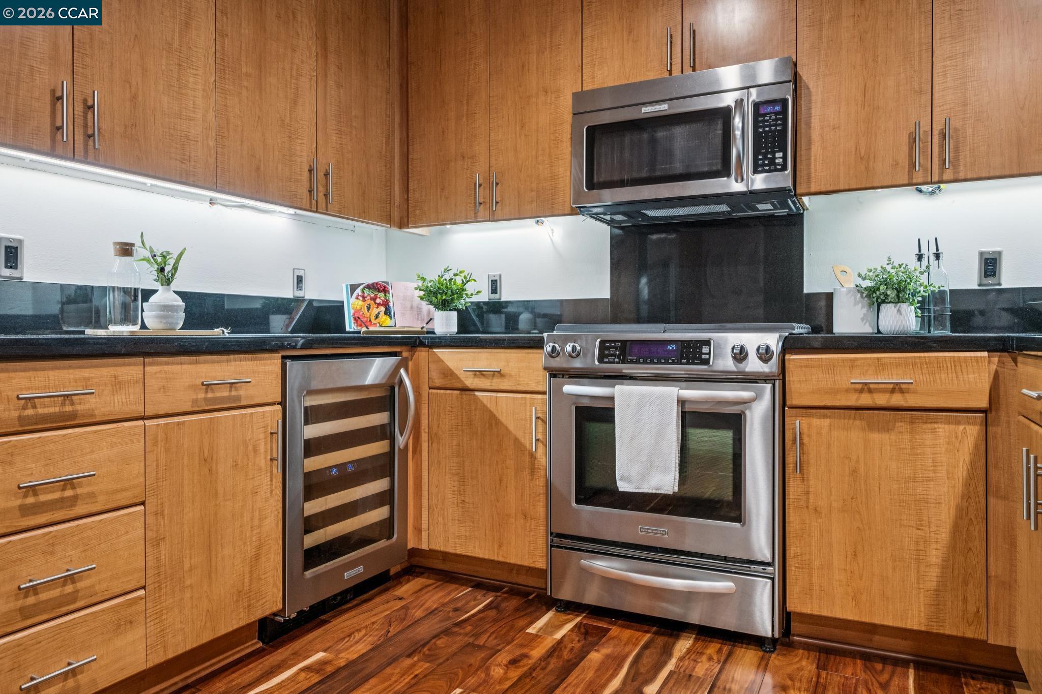 438 W Grand Ave # 405