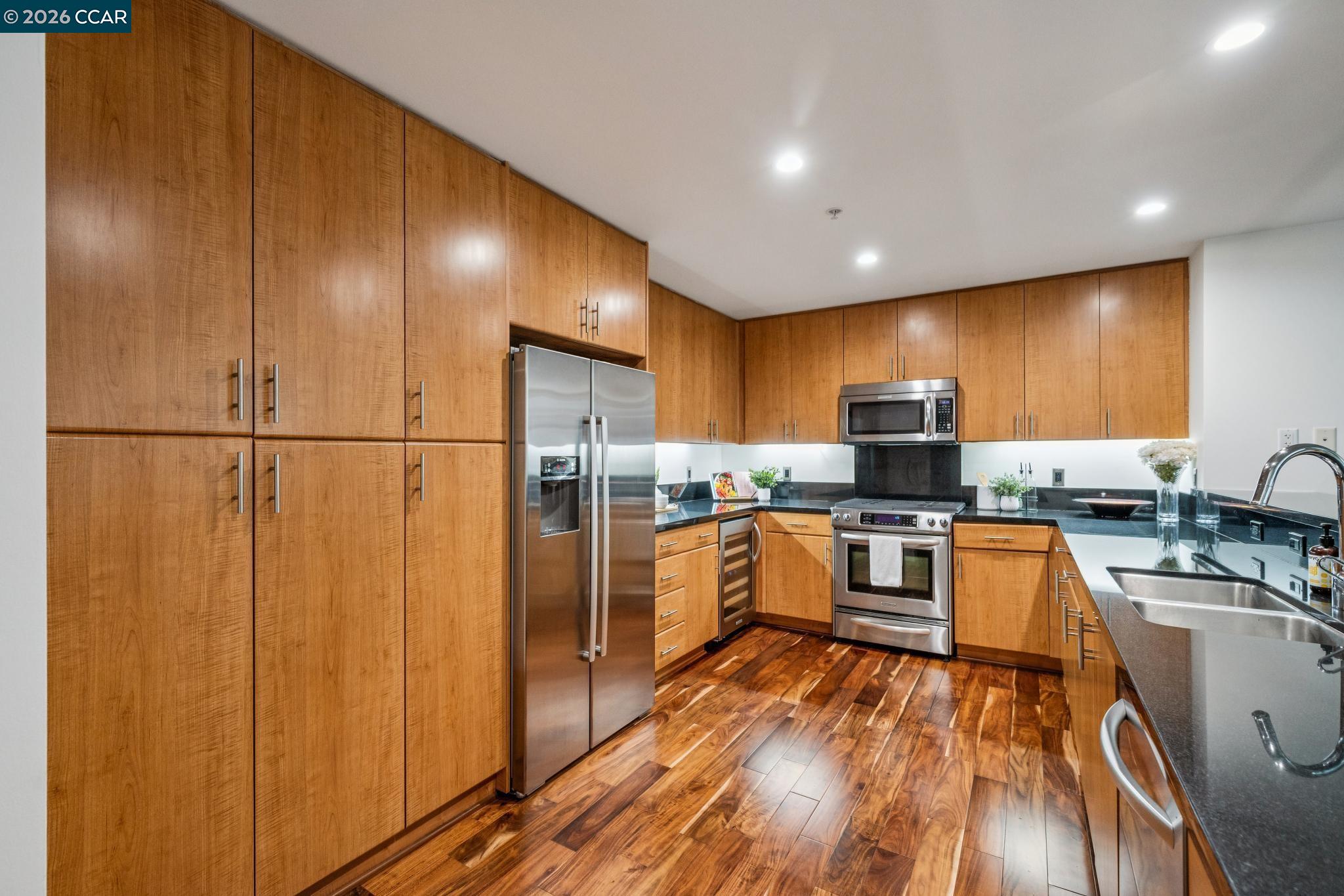 438 W Grand Ave # 405