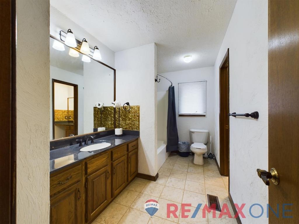 1011 Lamplighter Lane