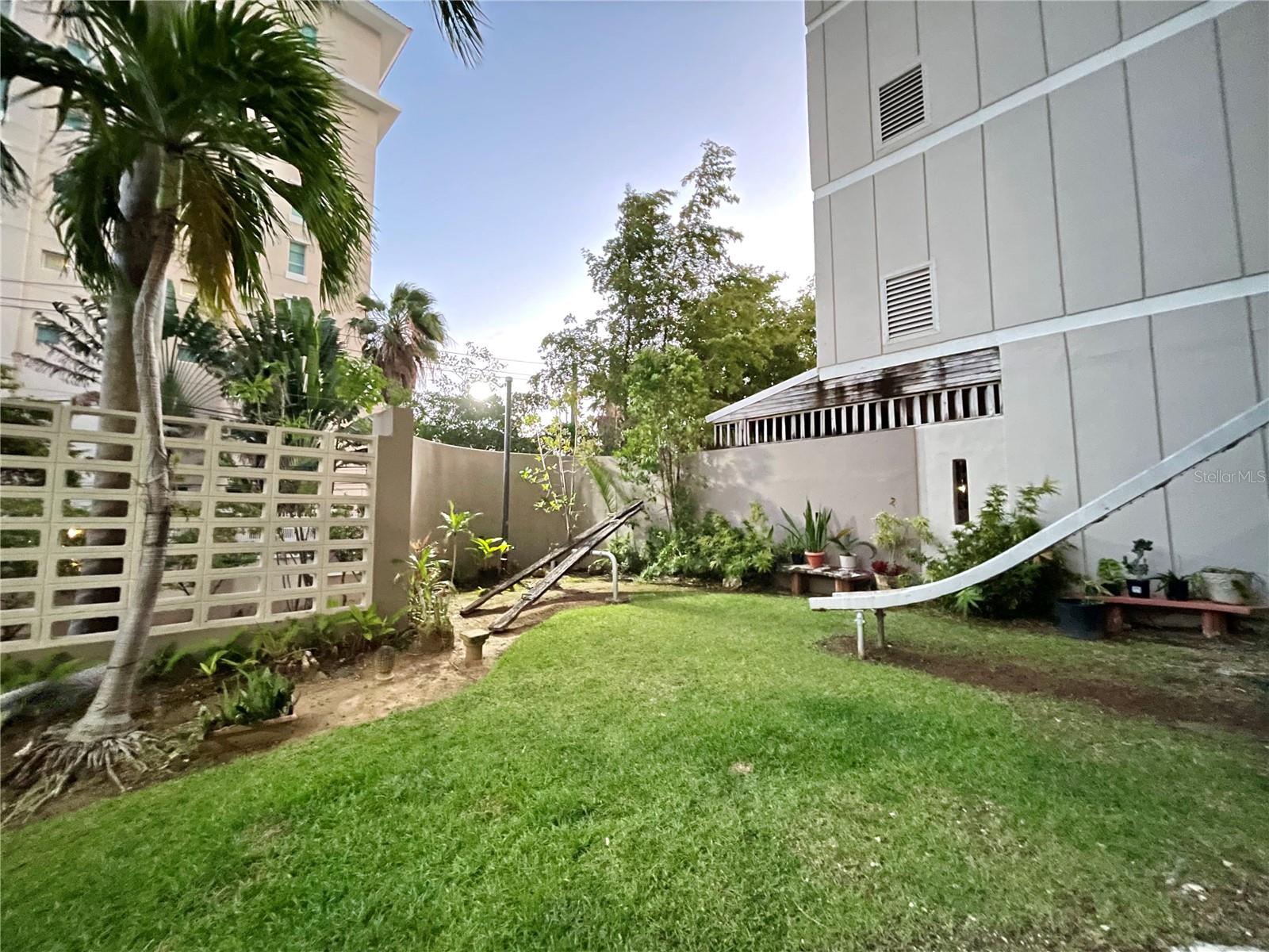 calle Caoba AVE. SAN PATRICIO #203