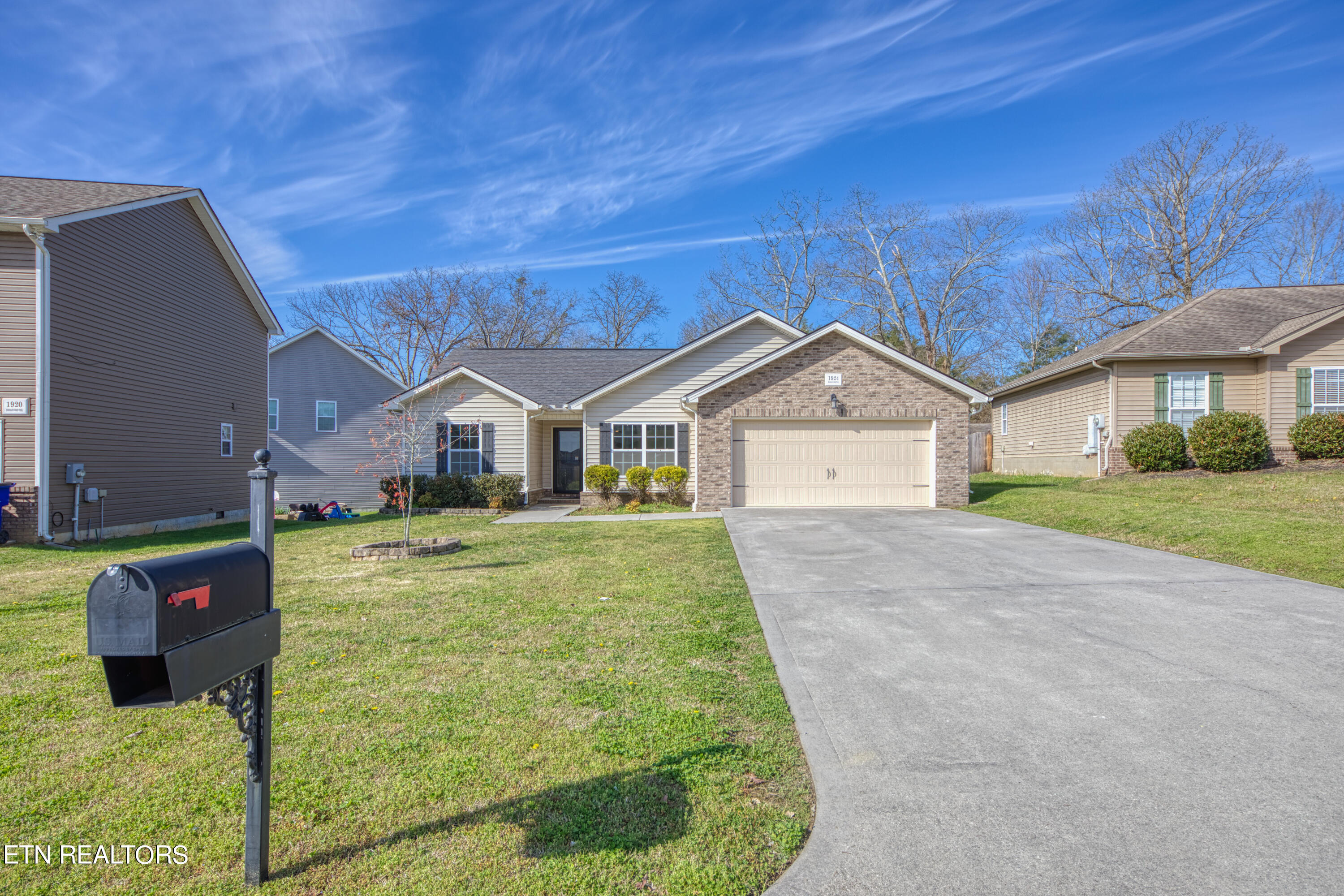 1924 Mahogany Wood Tr
