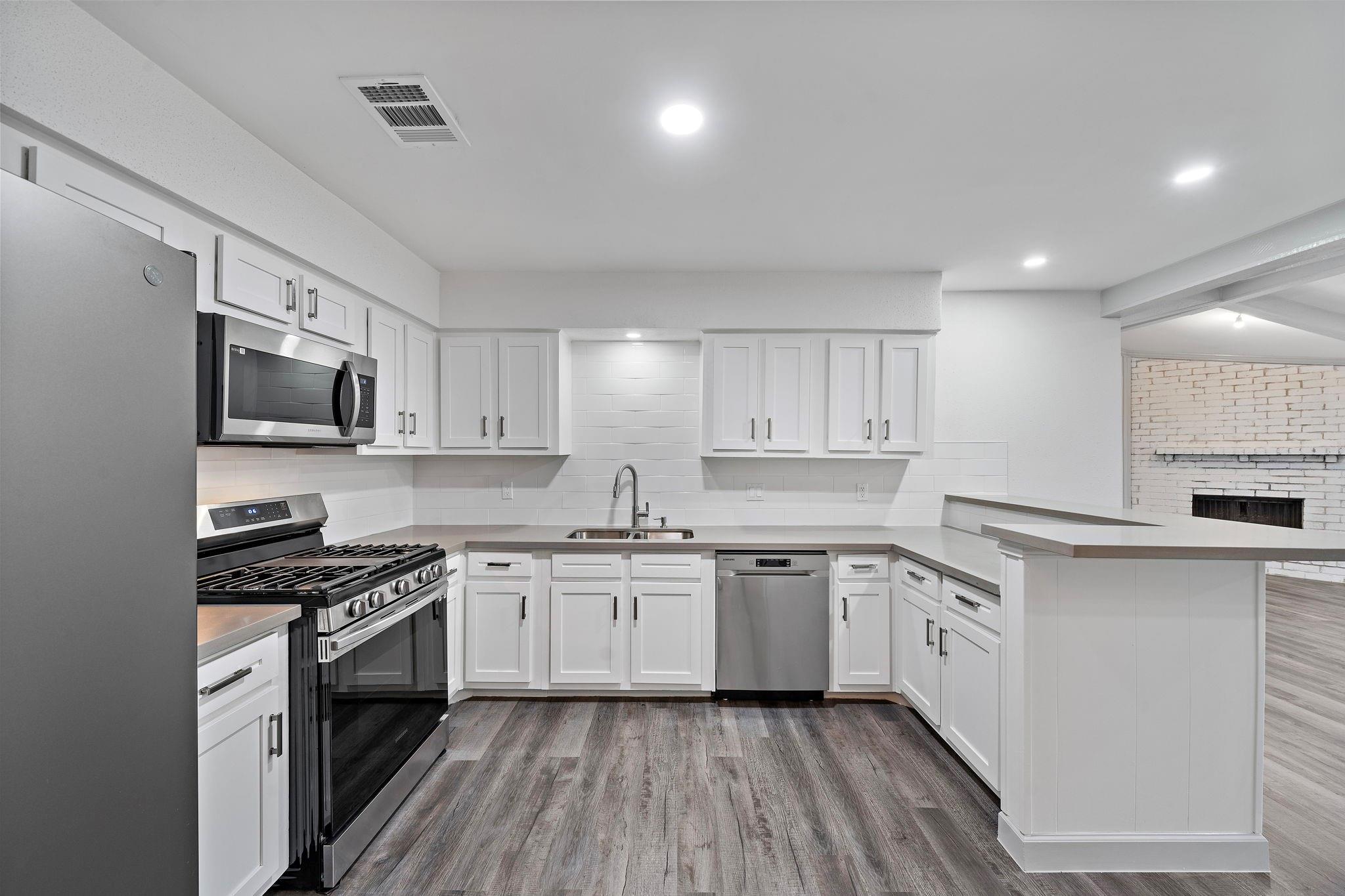 1714 Huge Oaks Street