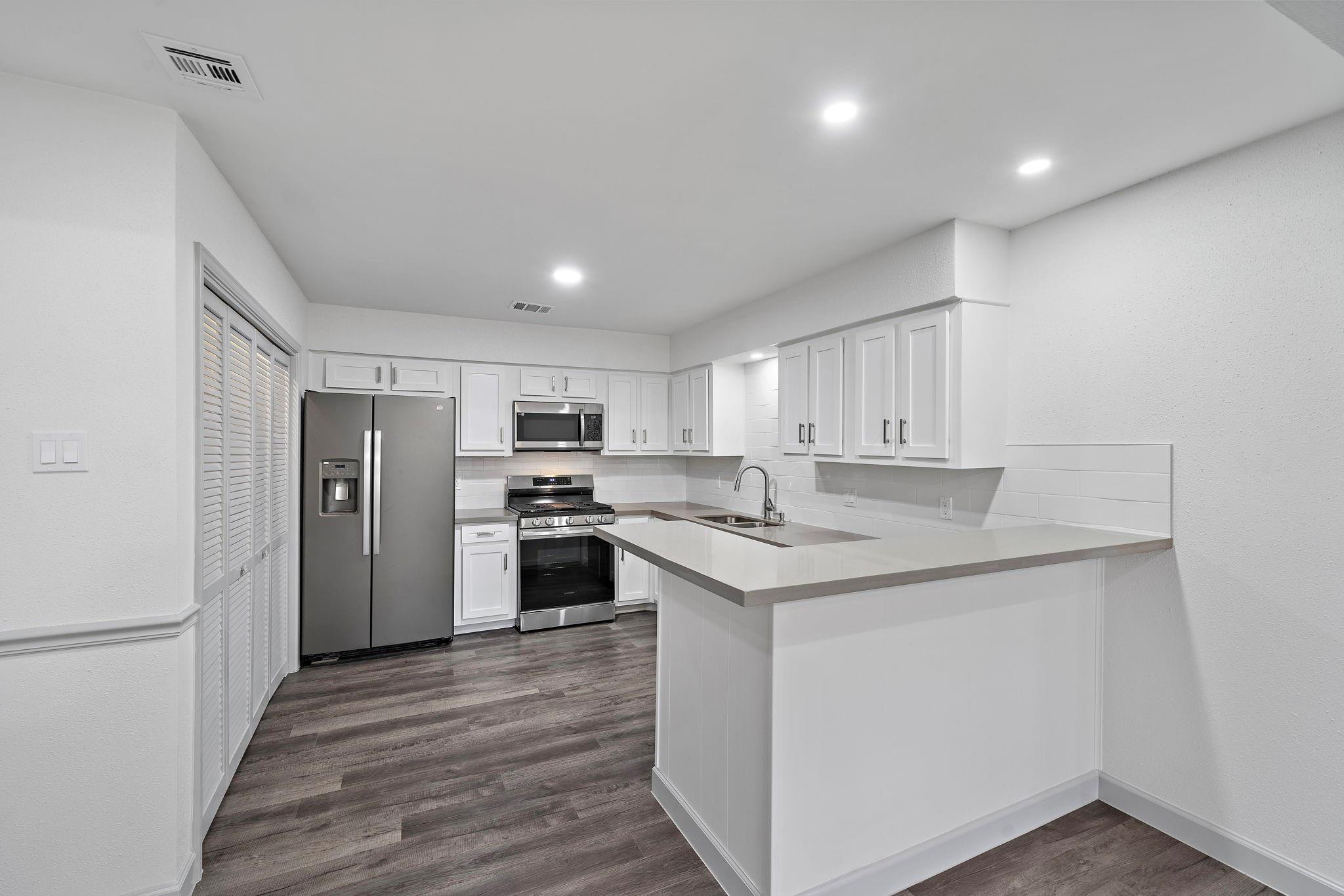 1714 Huge Oaks Street