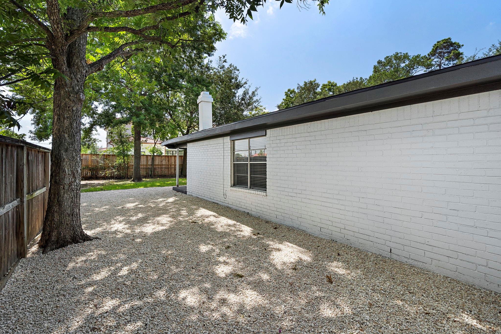 1716 Huge Oaks Street