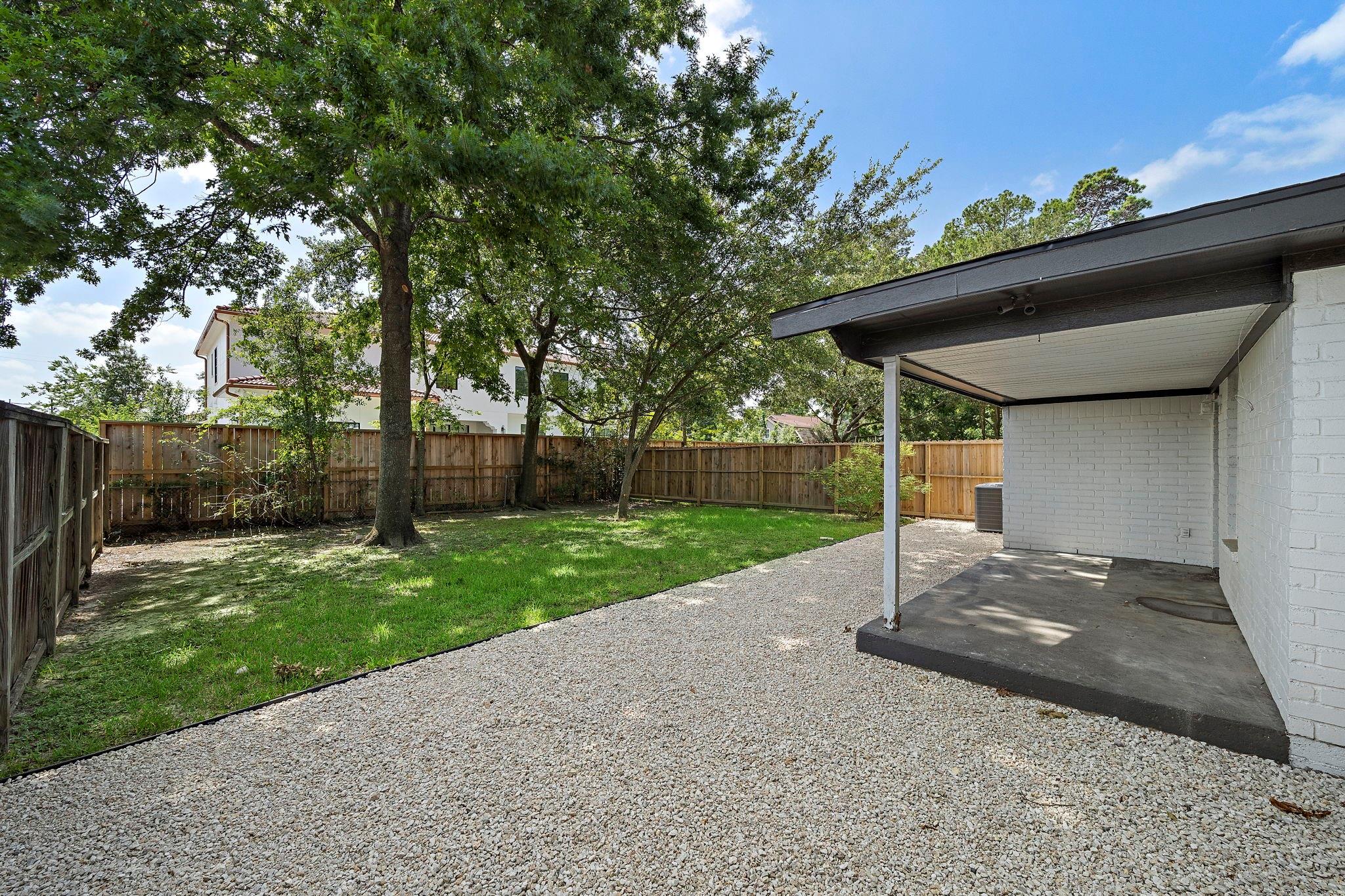 1716 Huge Oaks Street