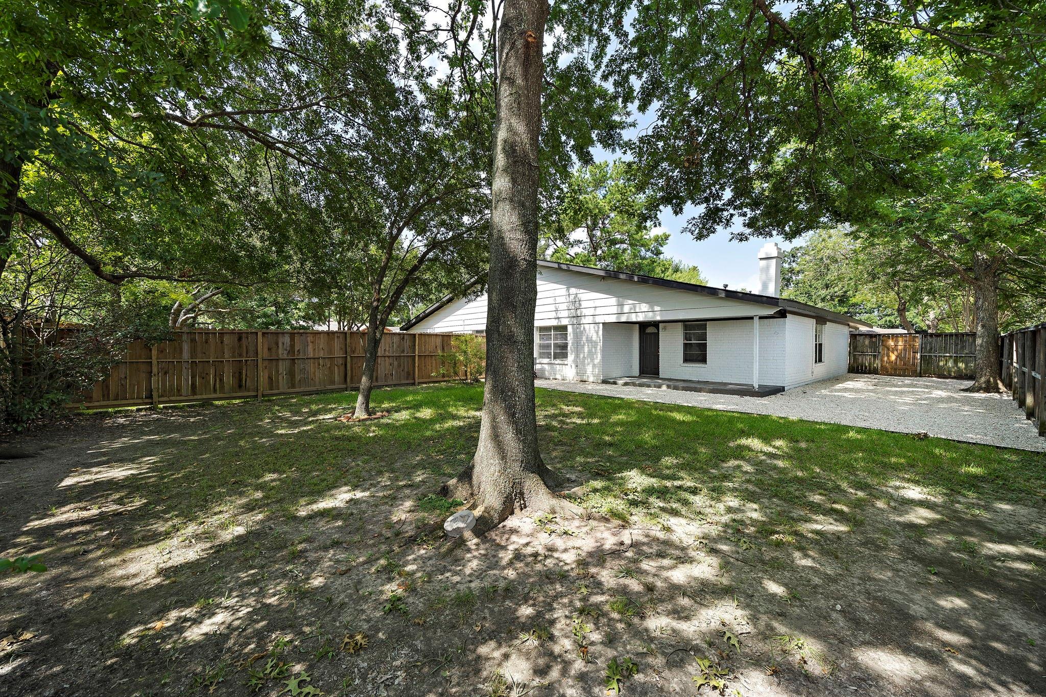 1716 Huge Oaks Street